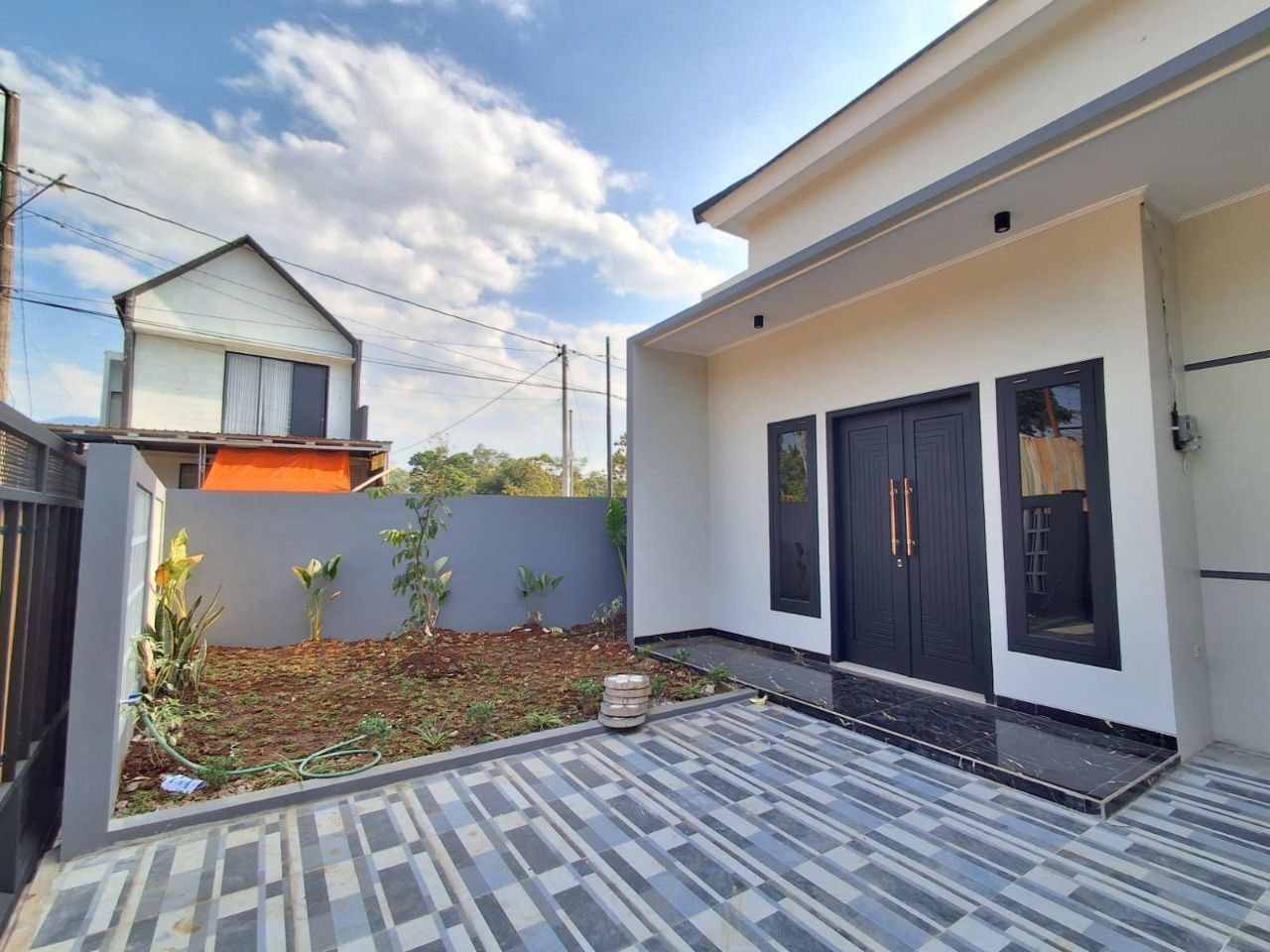 Tampak depan dan carport rumah baru minimalis Gunungpati Semarang, paving motif natural dua mobil