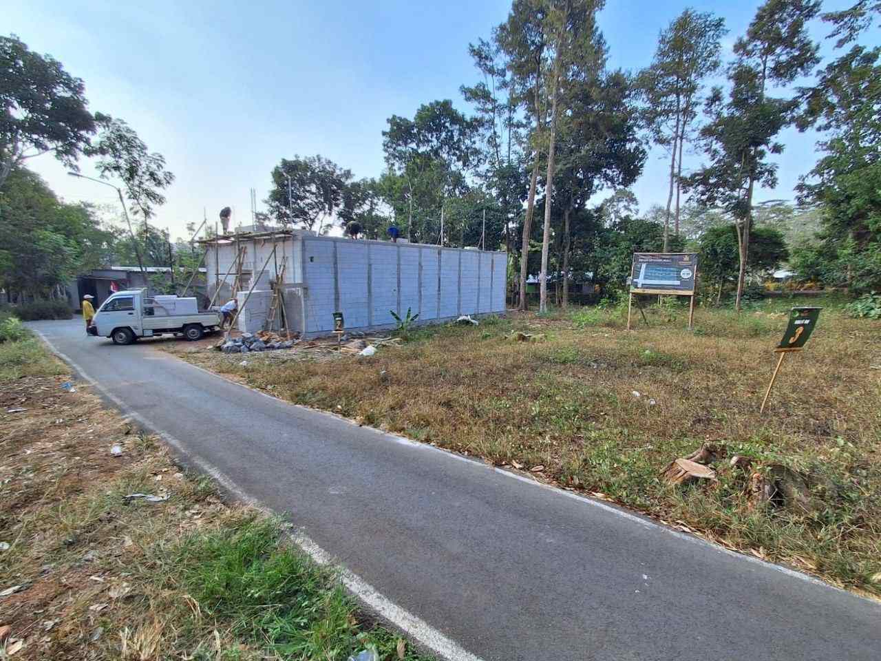 Jalan paving akses masuk Kavling Sidodadi Residence Mijen, papasan mobil, dikelilingi pohon trembesi dan pisang, suasana asri