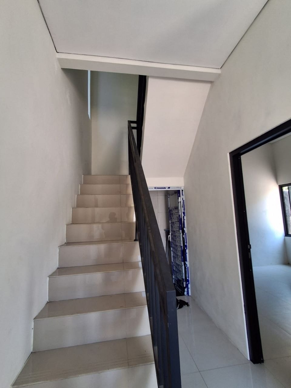 Tangga dalam rumah baru Megah Residence 2 Gunungpati Semarang, railing besi hollow, lantai granit, desain mezzanine hemat ruang