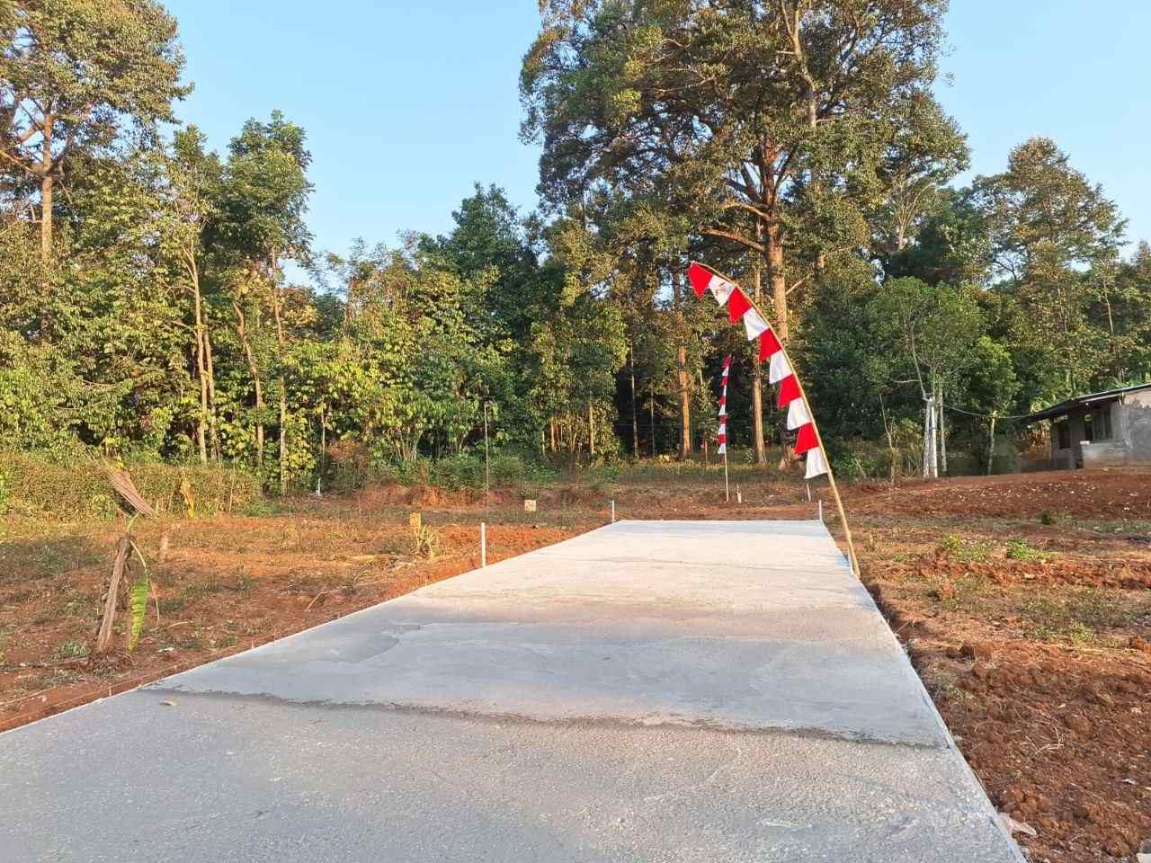 Jalan cor akses masuk kavling Pakintelan Gunungpati Semarang, lebar 5 meter, papasan mobil, baru dibangun, kondisi prima
