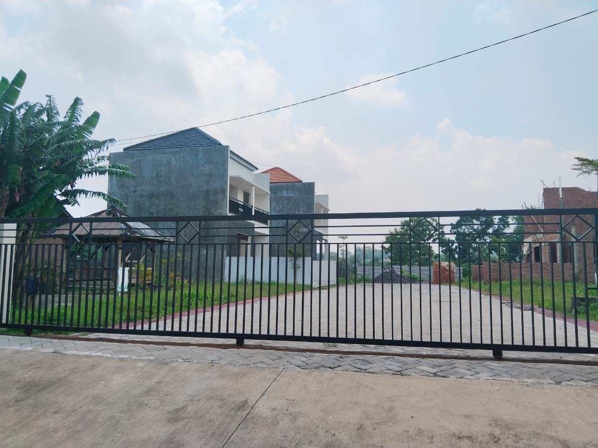Lingkungan cluster rumah modern di Ngaliyan