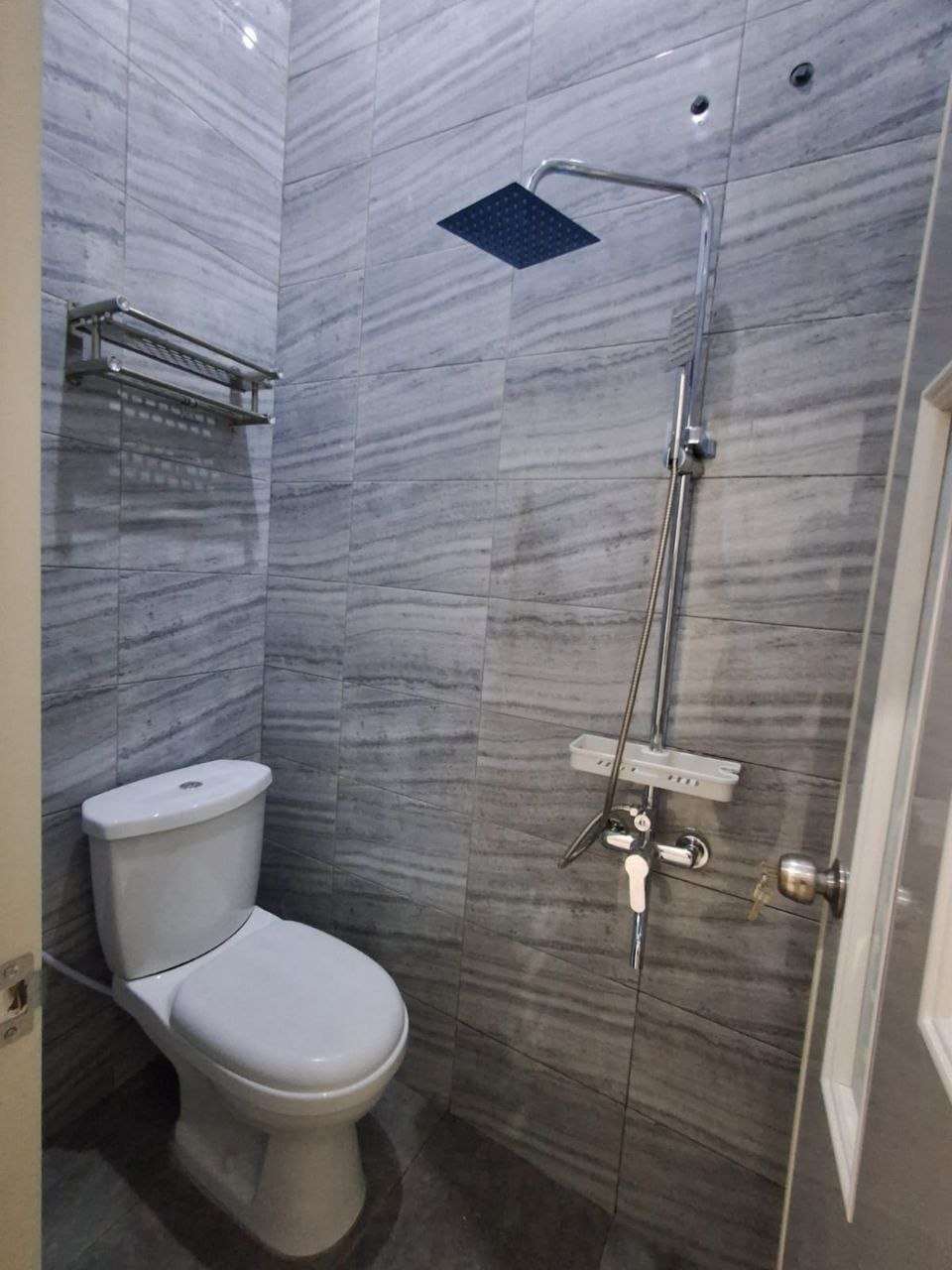 Interior kamar kos dijual di Kalisegoro dengan lantai beton, dinding bata, dan jendela aluminium