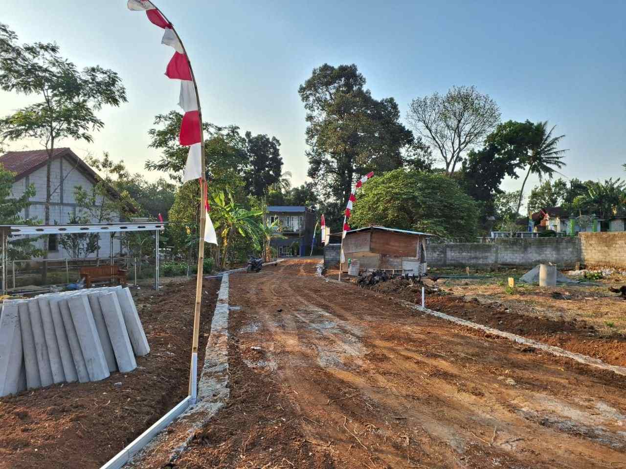 Suasana dalam lokasi kavling Pakintelan Gunungpati Semarang, lingkungan ramai dengan tetangga sekitar, akses jalan cor baru, pohon trembesi