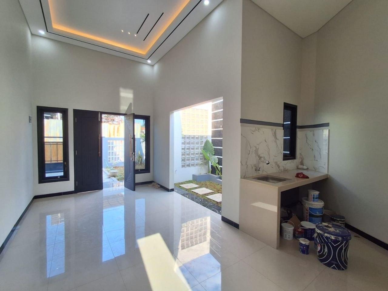 Interior ruang tamu dan dapur rumah baru Gunungpati Semarang, plafon tinggi, kitchen set granit, jendela besar