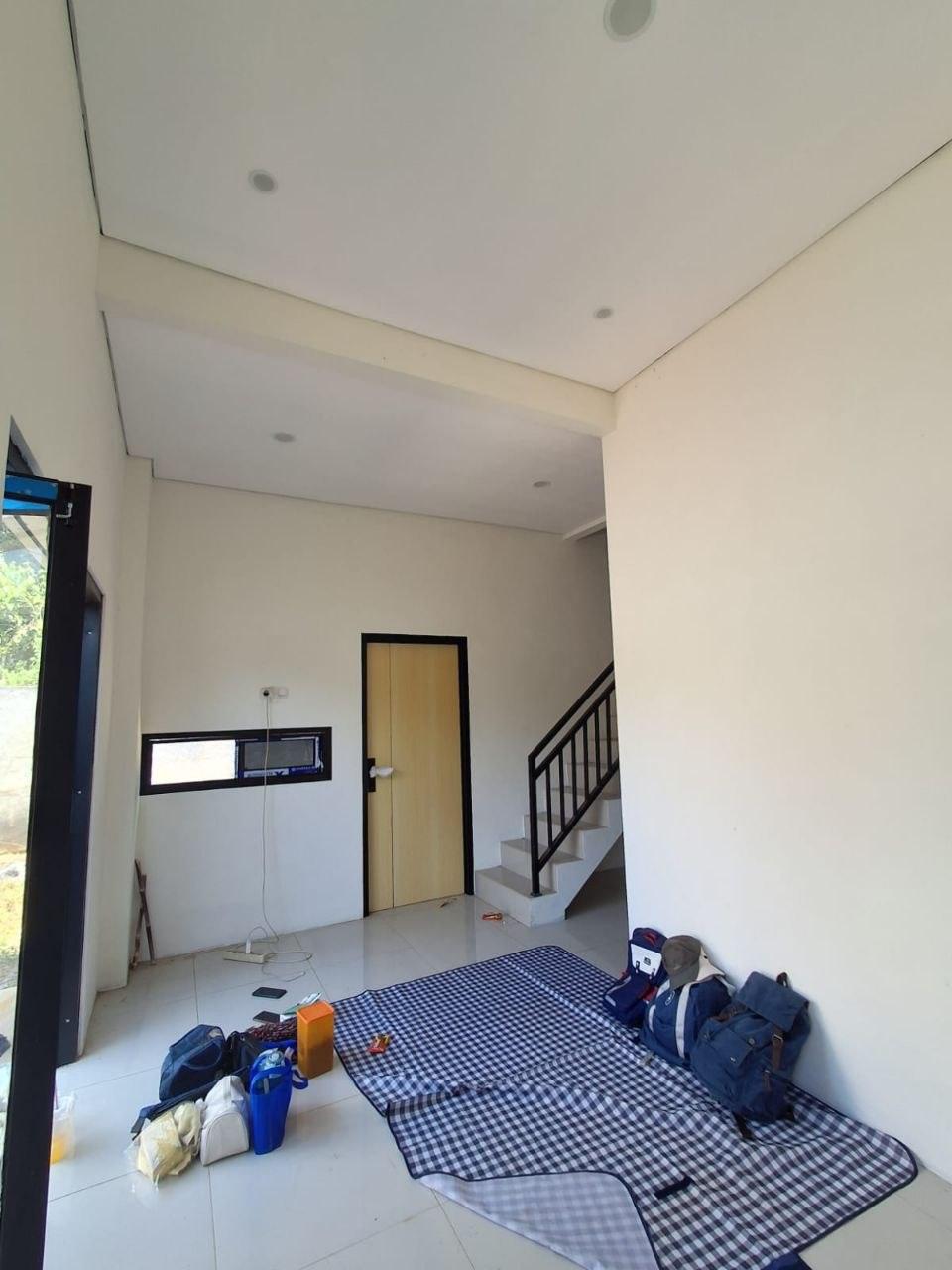 Ruang keluarga dan tangga bawah rumah Megah Residence 2 Gunungpati Semarang, langit-langit tinggi, plafon gypsum, pintu geser kayu