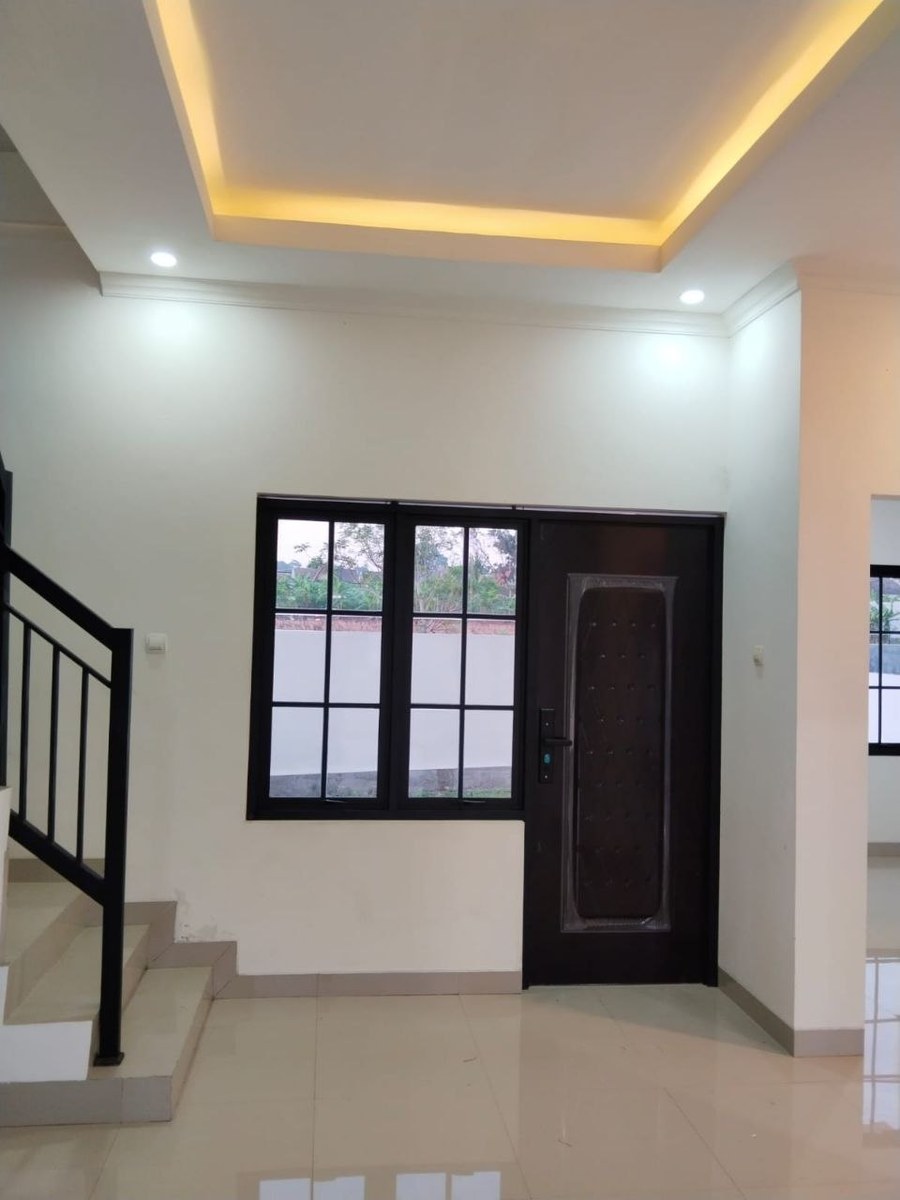 Ruang tamu dan tangga rumah Ngaliyan
