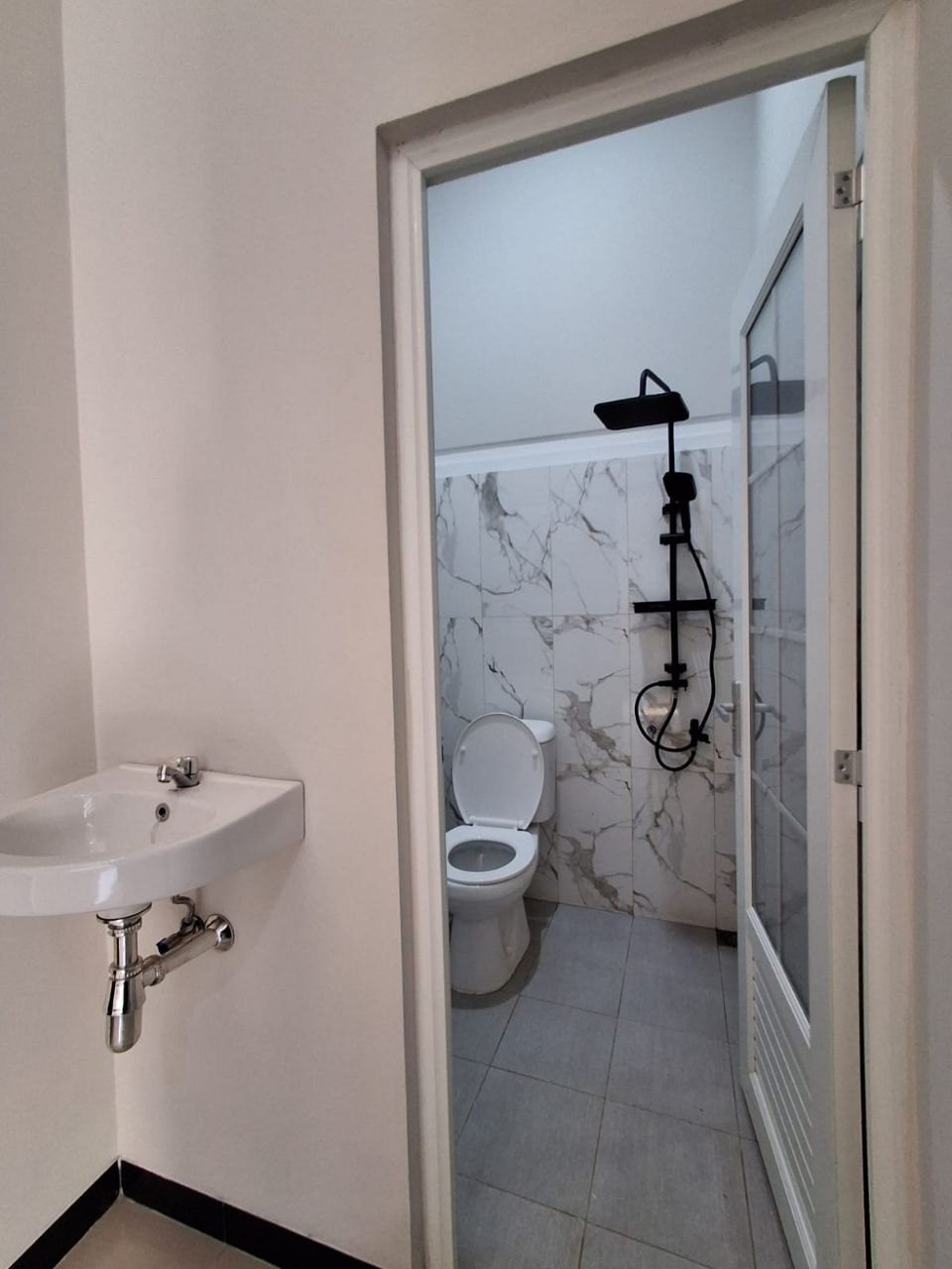 Kamar mandi rumah baru Gunungpati Semarang, dinding marmer, shower set, wastafel dinding