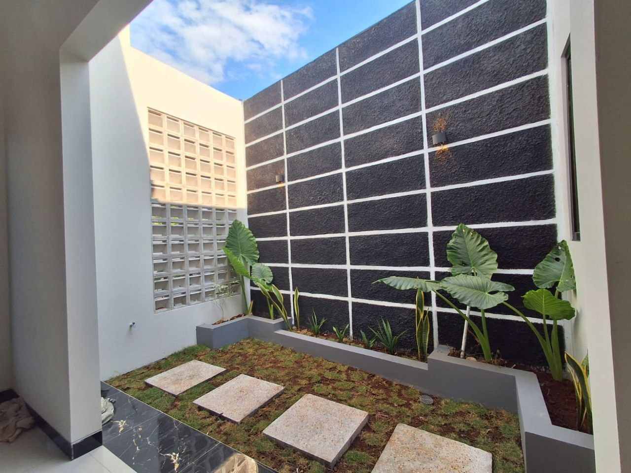 Taman belakang rumah baru Gunungpati Semarang, stepping stone, dinding roster hitam putih, tanaman hias