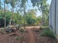 Lahan tanah kampung di Mendak Ngijo Gunungpati Semarang, akses paving, dikelilingi pemukiman padat penduduk dan pepohonan tropis, suasana kampung tenang.