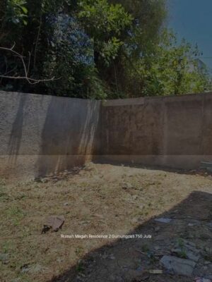 Rumah baru 2 lantai Megah Residence 2 Gunungpati Semarang, tampak pagar besi roster, carport dua mobil, fasad modern kombinasi kayu dan abu-abu, sertifikat Hak Milik ready