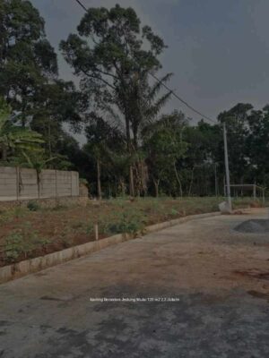 Suasana kampung Bersodara Jedung Gunungpati dengan view pegunungan di latar belakang. Lokasi kavling strategis 10 menit dari UNNES dan 7 menit dari UNWAHAS.