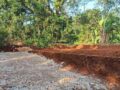 Lahan Tanah Randusari Nongkosawit Gunungpati 333 m2 dengan batu pondasi siap bangun dan pagar kayu, view alam terbuka.