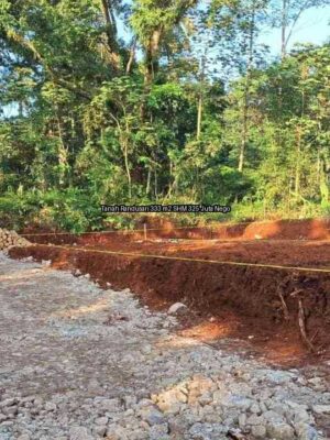 Lahan Tanah Randusari Nongkosawit Gunungpati 333 m2 dengan batu pondasi siap bangun dan pagar kayu, view alam terbuka.