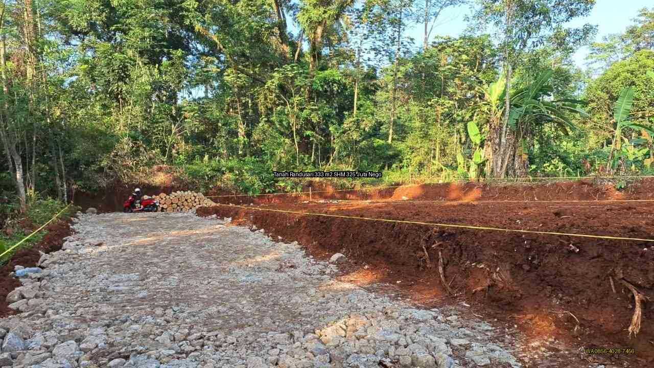 Lahan Tanah Randusari Nongkosawit Gunungpati 333 m2 dengan batu pondasi siap bangun dan pagar kayu, view alam terbuka.
