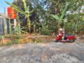 Lahan tanah SHM 422 m2 di Banaran Gunungpati dengan pagar sisi tetangga, jalan aspal lebar, dan kontur terasering. Lokasi 1 km dari Kampus UNNES, cocok untuk kos-kosan mahasiswa.