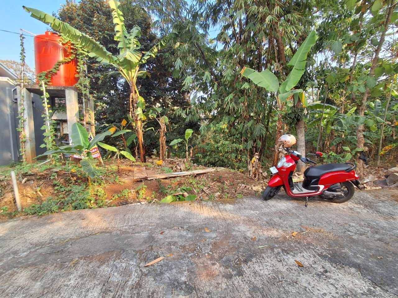 Lahan tanah SHM 422 m2 di Banaran Gunungpati dengan pagar sisi tetangga, jalan aspal lebar, dan kontur terasering. Lokasi 1 km dari Kampus UNNES, cocok untuk kos-kosan mahasiswa.