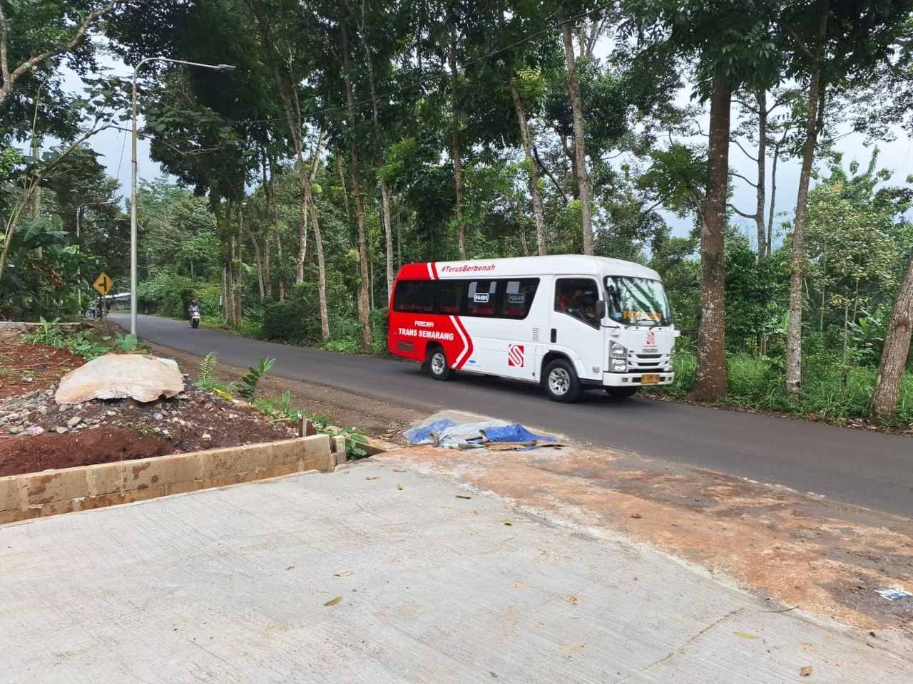 Foto suasana sekitar Kavling Bersodara Jedung pada sore hari dengan view alam terbuka.