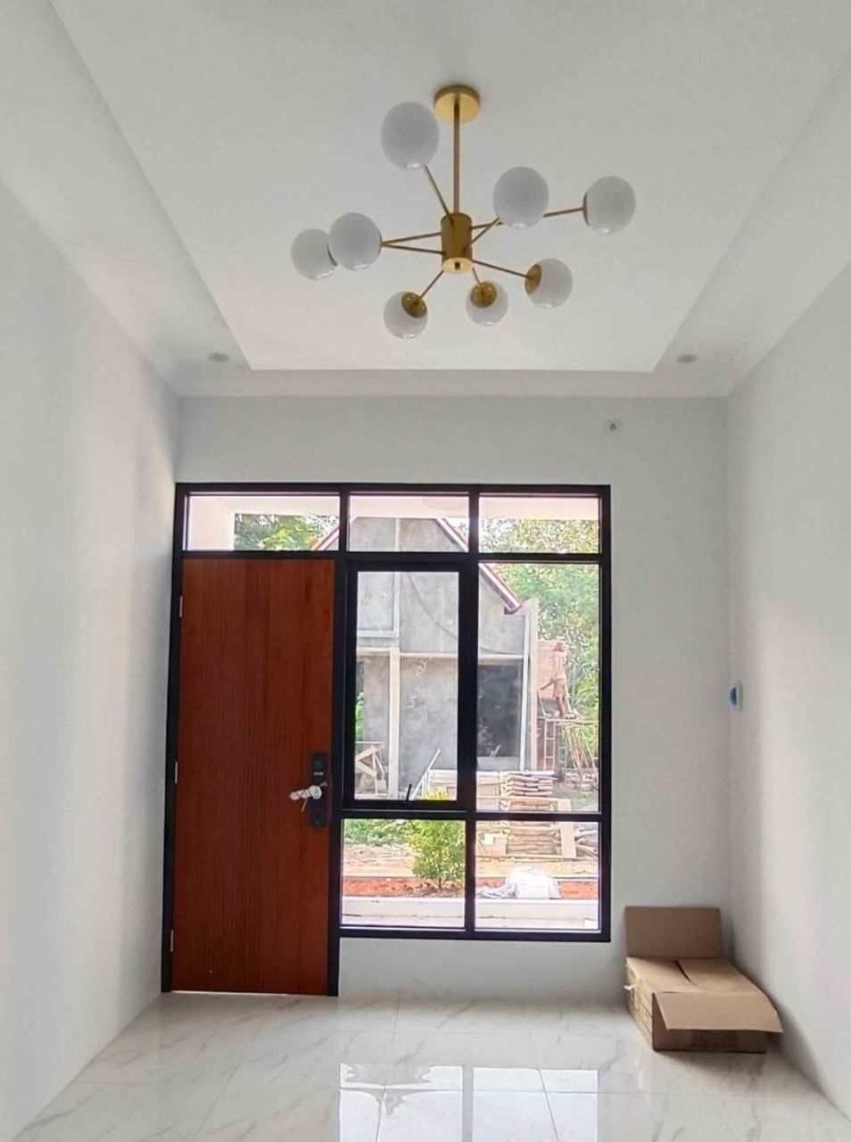 Ruang dalam rumah dengan jendela lebar