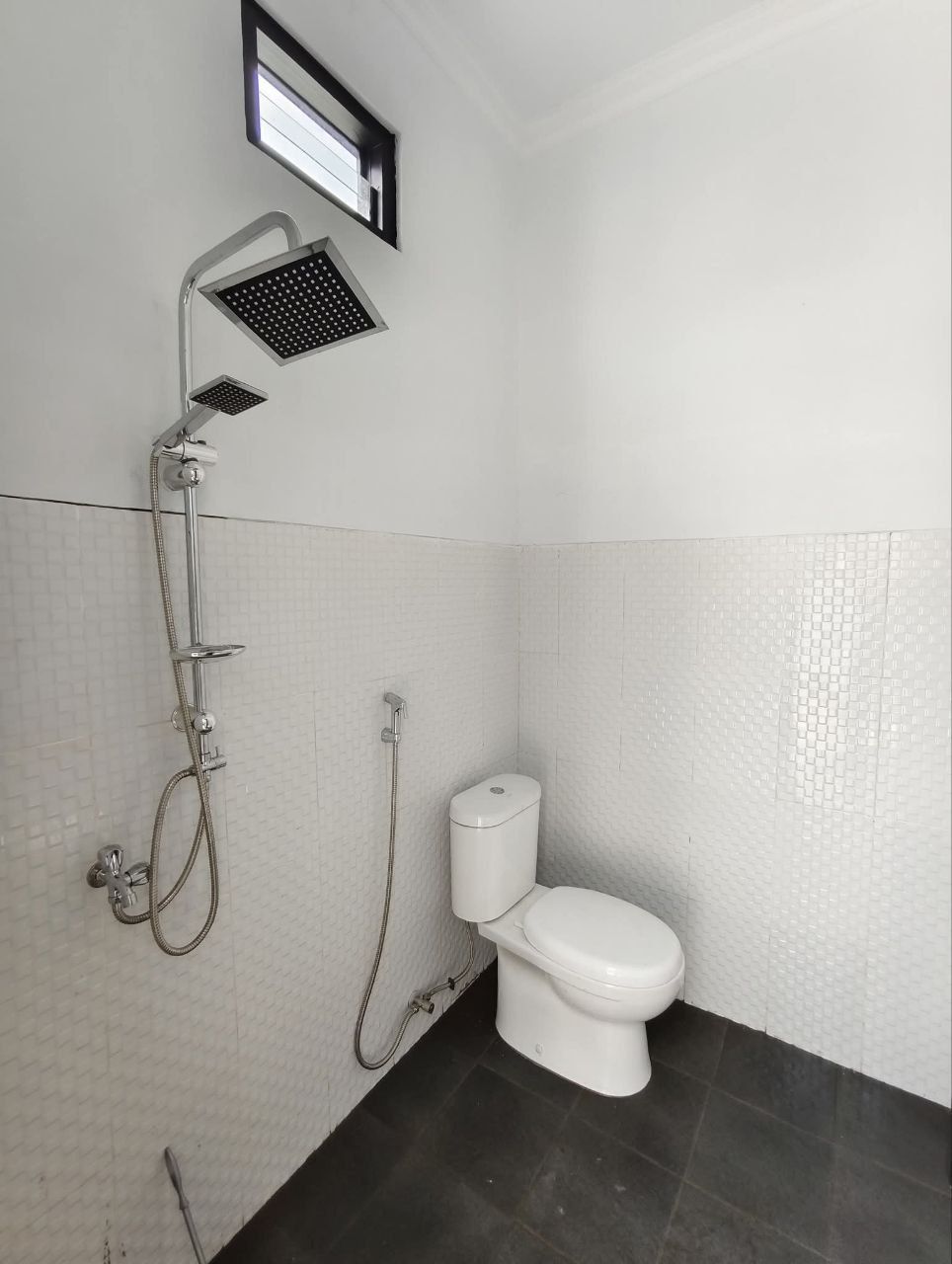 Kamar mandi rumah dengan shower